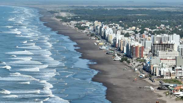 Playa de Monte Hermoso a 300 metros de La Marina